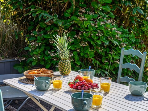 Table, Tableware, Furniture, Plant, Property, Food, Green, Leaf