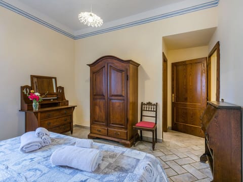 Cabinetry, Property, Furniture, Drawer, Building, Wood, Interior Design, Lighting, Comfort, Floor