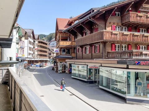 Building, Window, Sky, Urban Design, House, Neighbourhood, Residential Area, City, Facade