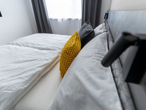 Water, Plant, Building, Sky, Property, Cloud, Swimming Pool, Azure, Window, House