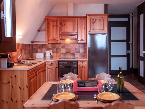 Water, Plant, Building, Sky, Property, Cloud, Swimming Pool, Azure, Window, House