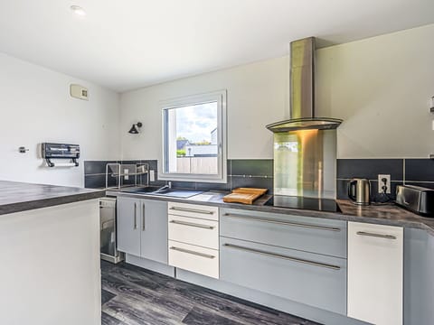 Water, Plant, Building, Sky, Property, Cloud, Swimming Pool, Azure, Window, House