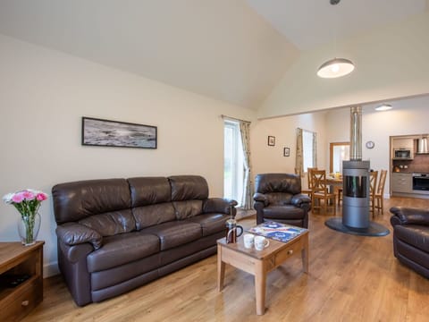 Table, Property, Couch, Furniture, Picture Frame, Wood, Comfort, Interior Design, Houseplant, Studio Couch