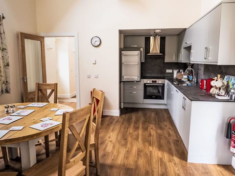 Water, Plant, Building, Sky, Property, Cloud, Swimming Pool, Azure, Window, House