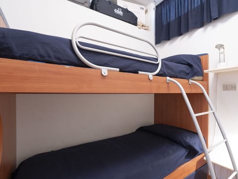 Comfort, Motor Vehicle, Wood, Automotive Exterior, Vehicle, Vehicle Door, Linens, Room, Bedding, Water Transportation