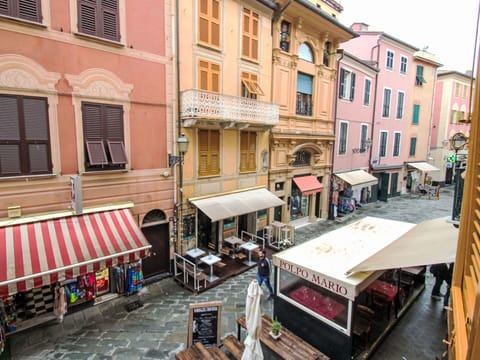 Building, Window, Neighbourhood, Urban Design, City, Facade, Motor Vehicle