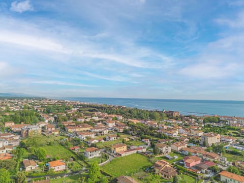Cloud, Sky, Water, Building, Azure, Tree, Coastal And Oceanic Landforms, Urban Design, Horizon, House