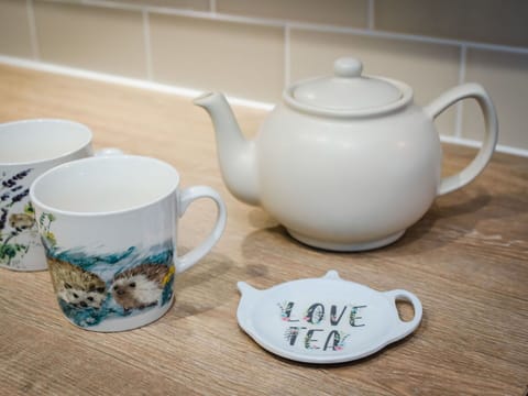 Cup, Tableware, Coffee Cup, Serveware, Drinkware, Dishware, Porcelain, Teapot, Ceramic