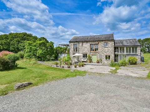 Cloud, Sky, Plant, Building, Window, Tree, House, Natural Landscape, Grass, Landscape