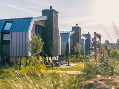 Water, Building, Sky, Property, Swimming Pool, Cloud, Window, Plant, Azure, Body Of Water