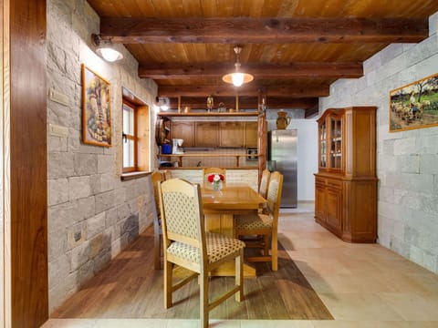 Table, Furniture, Plant, Property, Building, Chair, Wood, Interior Design, Tree, Floor