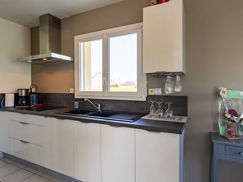 Countertop, Cabinetry, Kitchen Sink, Property, Tap, Sink, Window, Building, Kitchen Stove, Kitchen