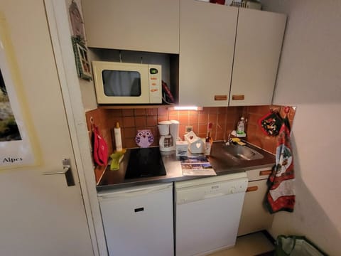 Microwave, stovetop, dishwasher, coffee/tea maker