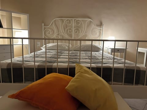 Camera da letto principale: letto matrimoniale, armadio attrezzato e scrivania