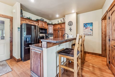 Kitchen: Well-equipped kitchen, updated appliances, drip coffee maker, crockpot, blender, kitchen bar with 2 bar stools