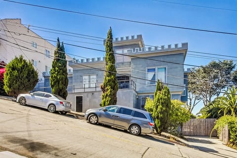 Stay in a Roaring 1920's Castle (Mansion) on a Hill in San Francisco with a Park in the Backyard