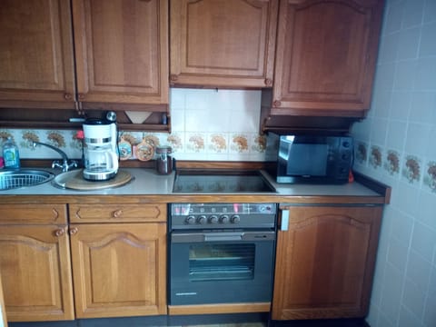 Fridge, stovetop, coffee/tea maker, electric kettle