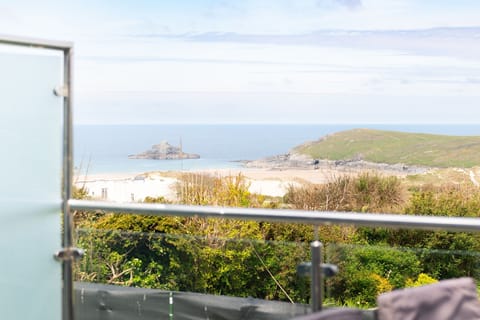 2 Beachview, Crantock, Cornwall, self catering with Beach Retreats.