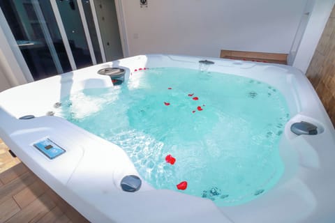 Indoor spa tub