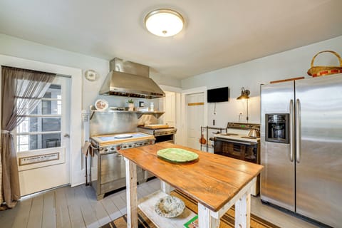 Fridge, stovetop, dishwasher, coffee/tea maker