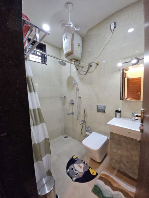 Shower, jetted tub, hair dryer, bidet