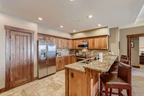 Additional counter seating at full kitchen