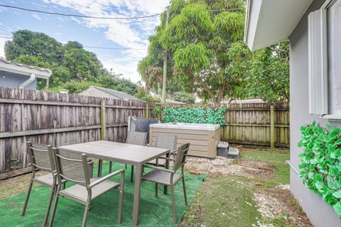 Hollywood Vacation Rental | 2BR | 1BA | 1,300 Sq Ft | 2 Steps to Enter