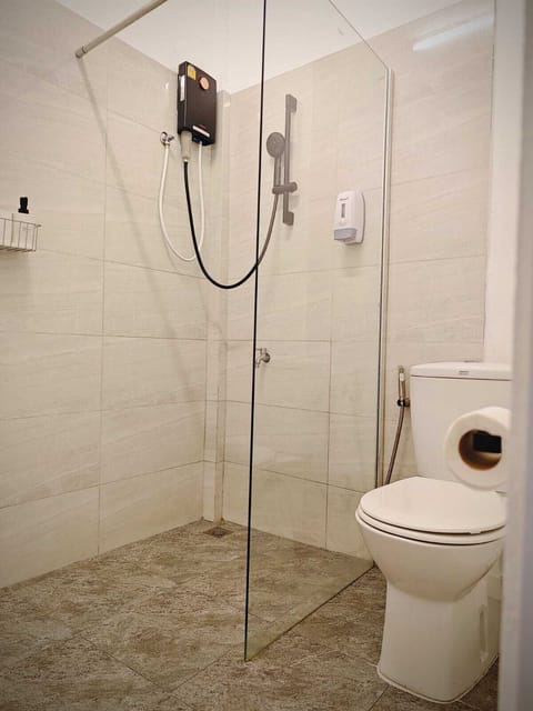 Shower, hair dryer, bidet, towels