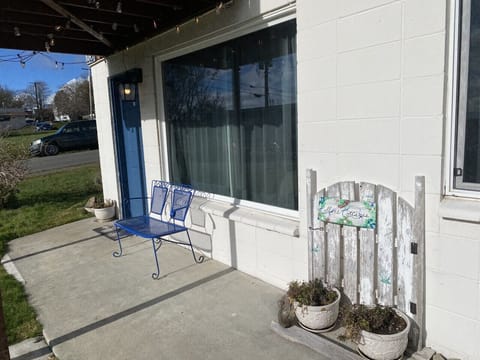 The flowers in the pots change with the seasons!