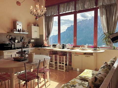 Foto del soggiorno con la finestra che da sulle splendide montagne