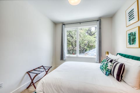 Unit A 3rd bedroom: Queen bed