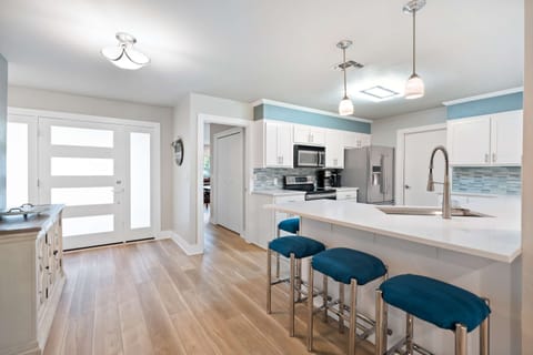 Kitchen bar counter with seating for 4