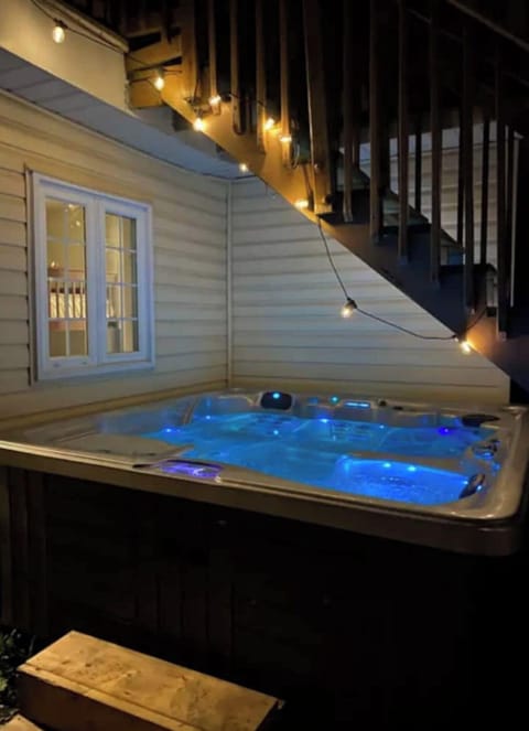 Indoor spa tub