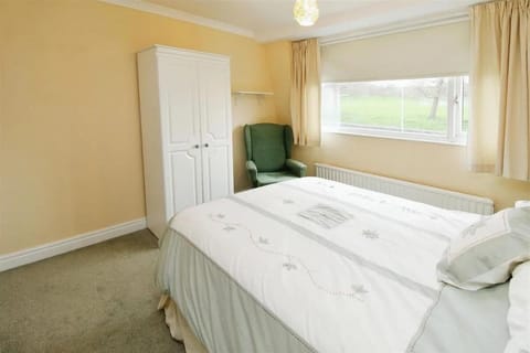 2 bedrooms, WiFi, bed sheets, wheelchair access