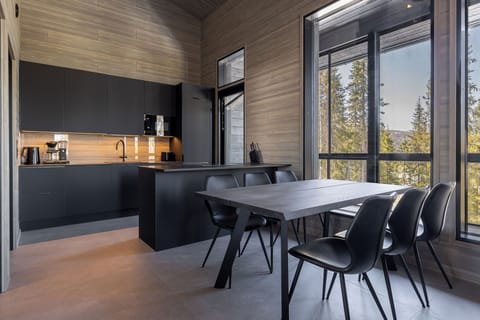 Kitchen & dining room