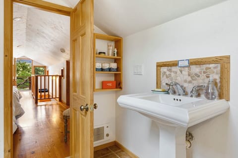 Scond level ensuite bathroom