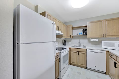 Fridge, microwave, stovetop, dishwasher