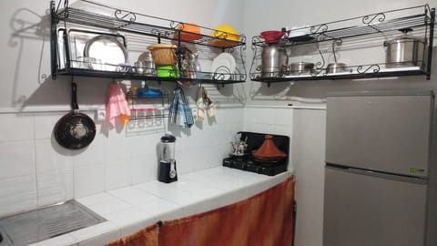 Fridge, stovetop, blender, cookware/dishes/utensils