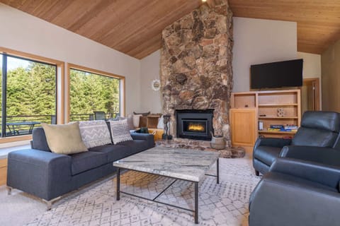Living room with SmartTV and fireplace