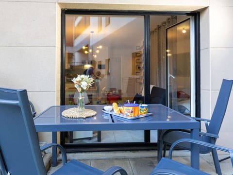 Table, Furniture, Tableware, Chair, Blue, Interior Design, Plant, Floor, Building, Outdoor Furniture