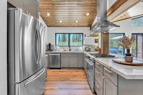 Kitchen: Well-equipped kitchen, updated appliances, modern style, kitchen bar with 4 bar stools, Keurig coffee machine