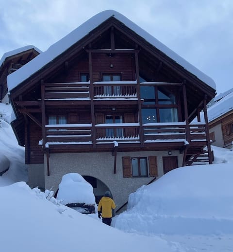Chalet sous la neige