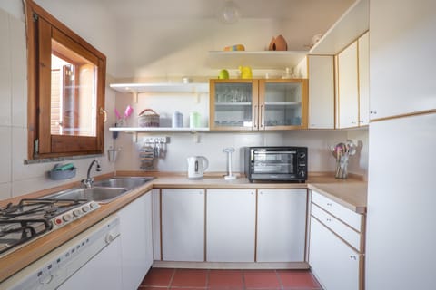 Fridge, stovetop, dishwasher, coffee/tea maker