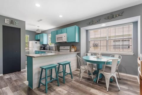 Dining space is available for 4, with additional counter seating for 2