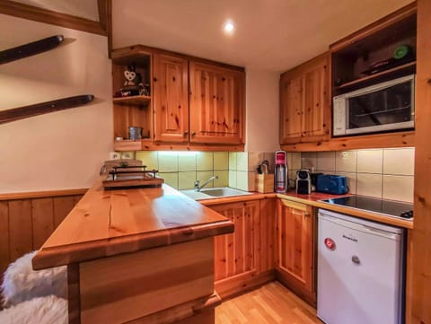 Fridge, dishwasher, cookware/dishes/utensils