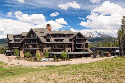 Crystal Peak Lodge at Peak 7