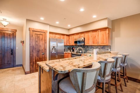 Kitchen with breakfast bar