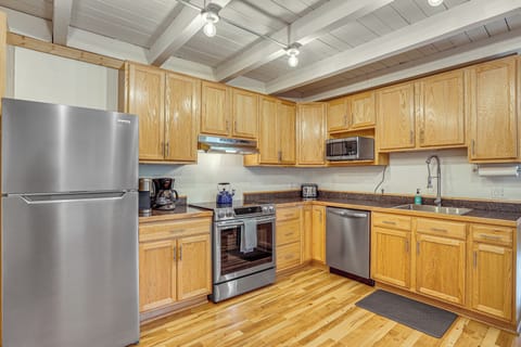 Kitchen | Stove/Oven | Drip & Keurig Coffee Makers | Toaster