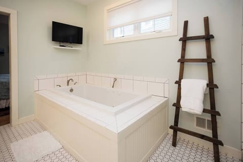 Shower, jetted tub, hair dryer, towels