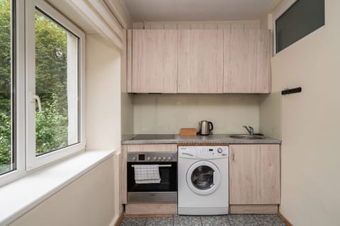 Fridge, oven, stovetop, coffee/tea maker